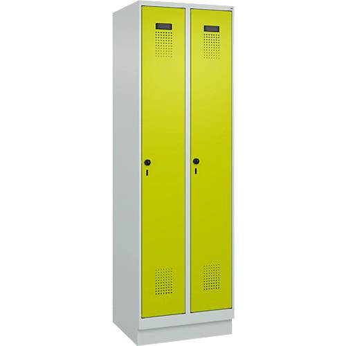 Kleiderspind C+P Evolo Plus, 2 Abteile, 300 mm Abteilbreite, mit Sockel, Anschlag rechts, Drehriegel, B 600 x T 500 x H 1950 mm, lichtgrau/clowngrün