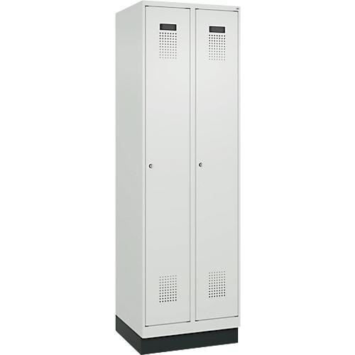 Kleiderspind C+P Evolo Plus, 2 Abteile, 300 mm Abteilbreite, mit Sockel, Anschlag rechts, Zylinder, B 600 x T 500 x H 1950 mm, lichtgrau/lichtgrau