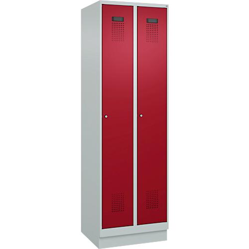 Kleiderspind C+P Evolo Plus, 2 Abteile, 300 mm Abteilbreite, mit Sockel, Anschlag rechts, Zylinder, B 600 x T 500 x H 1950 mm, lichtgrau/rubinrot