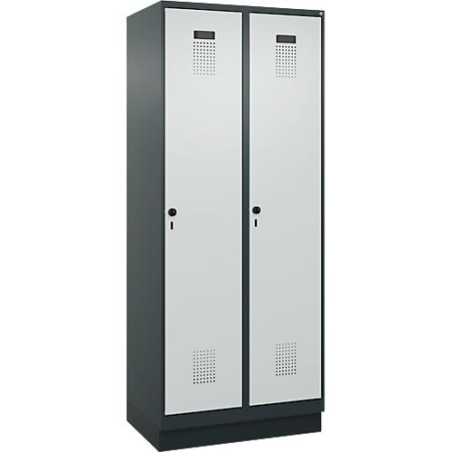 Kleiderspind C+P Evolo Plus, 2 Abteile, 400 mm Abteilbreite, mit Sockel, Anschlag rechts, B 800 x T 500 x H 1950 mm, Drehriegel, anthrazitgrau/lichtgrau
