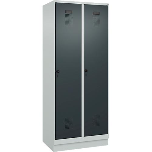 Kleiderspind C+P Evolo Plus, 2 Abteile, 400 mm Abteilbreite, mit Sockel, Anschlag rechts, B 800 x T 500 x H 1950 mm, Drehriegel, lichtgrau/anthrazitgrau