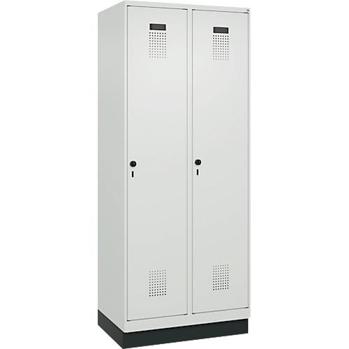 Kleiderspind C+P Evolo Plus, 2 Abteile, 400 mm Abteilbreite, mit Sockel, Anschlag rechts, B 800 x T 500 x H 1950 mm, Drehriegel, lichtgrau/lichtgrau