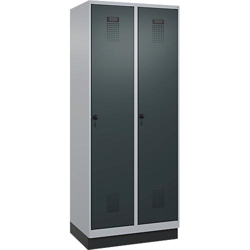 Kleiderspind C+P Evolo Plus, 2 Abteile, 400 mm Abteilbreite, mit Sockel, Anschlag rechts, B 800 x T 500 x H 1950 mm, Drehriegel, weißaluminium/anthrazitgrau