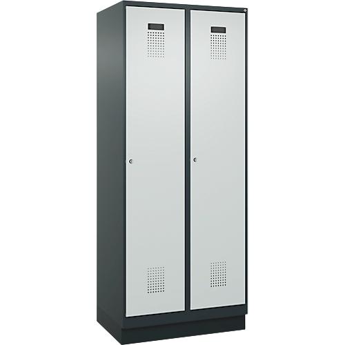 Kleiderspind C+P Evolo Plus, 2 Abteile, 400 mm Abteilbreite, mit Sockel, Anschlag rechts, B 800 x T 500 x H 1950 mm, Zylinder, anthrazitgrau/lichtgrau