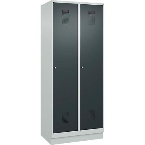 Kleiderspind C+P Evolo Plus, 2 Abteile, 400 mm Abteilbreite, mit Sockel, Anschlag rechts, B 800 x T 500 x H 1950 mm, Zylinder, lichtgrau/anthrazitgrau