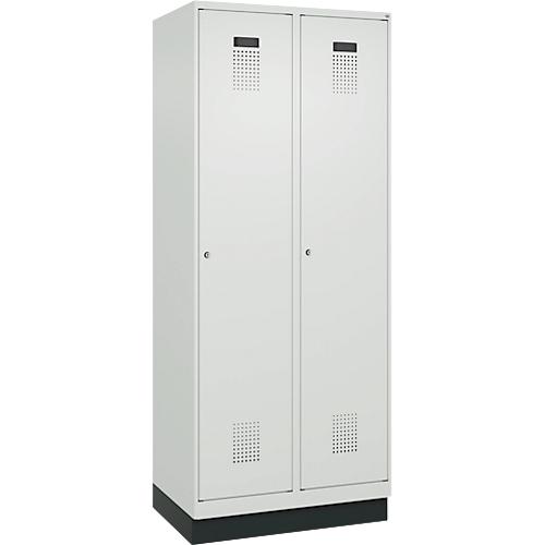 Kleiderspind C+P Evolo Plus, 2 Abteile, 400 mm Abteilbreite, mit Sockel, Anschlag rechts, B 800 x T 500 x H 1950 mm, Zylinder, lichtgrau/lichtgrau