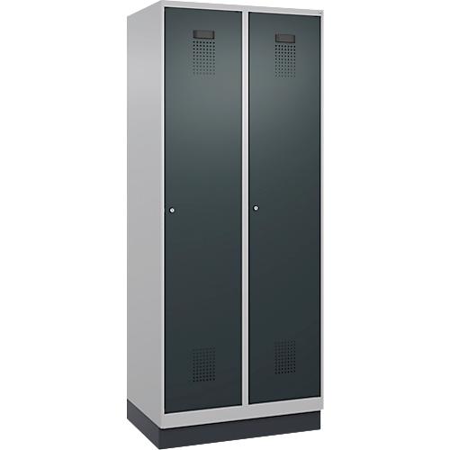 Kleiderspind C+P Evolo Plus, 2 Abteile, 400 mm Abteilbreite, mit Sockel, Anschlag rechts, B 800 x T 500 x H 1950 mm, Zylinder, weißaluminium/anthrazitgrau