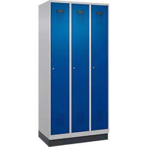 Kleiderspind C+P Evolo Plus, 3 Abteile, 300 mm Abteilbreite, mit Sockel, Anschlag rechts, B 900 x T 500 x H 1950 mm, Zylinder, weißaluminium/enzianblau Kleiderspind C+P Evolo Plus, 3 Abteile, 300 mm Abteilbreite, mit Sockel, Anschlag rechts, B 900 x T 500 x H 1950 mm, Zylinder, weißaluminium/enzianblau