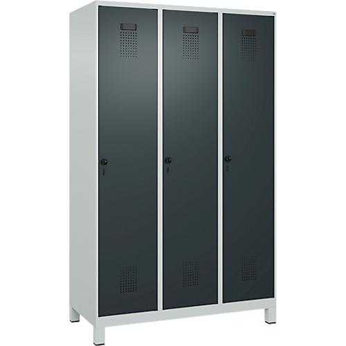 Kleiderspind C+P Evolo Plus, 3 Abteile, 400 mm Abteilbreite, mit Füßen, Anschlag rechts, B 1200 x T 500 x H 1950 mm, Drehriegel, lichtgrau/anthrazitgrau