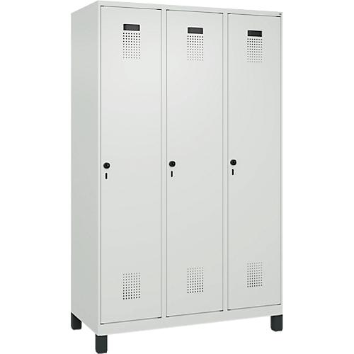 Kleiderspind C+P Evolo Plus, 3 Abteile, 400 mm Abteilbreite, mit Füßen, Anschlag rechts, B 1200 x T 500 x H 1950 mm, Drehriegel, lichtgrau/lichtgrau