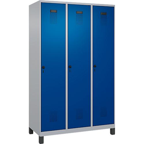Kleiderspind C+P Evolo Plus, 3 Abteile, 400 mm Abteilbreite, mit Füßen, Anschlag rechts, B 1200 x T 500 x H 1950 mm, Drehriegel, weißaluminium/enzianblau