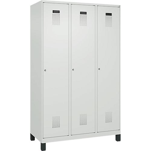 Kleiderspind C+P Evolo Plus, 3 Abteile, 400 mm Abteilbreite, mit Füßen, Anschlag rechts, B 1200 x T 500 x H 1950 mm, Zylinder, lichtgrau/lichtgrau