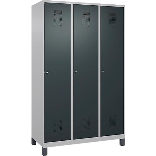 Kleiderspind C+P Evolo Plus, 3 Abteile, 400 mm Abteilbreite, mit Füßen, Anschlag rechts, B 1200 x T 500 x H 1950 mm, Zylinder, weißaluminium/anthrazitgrau