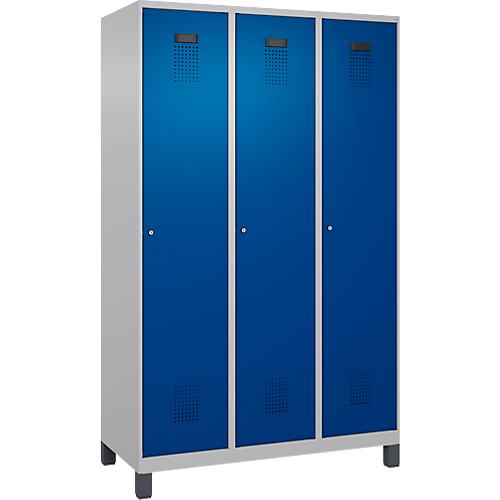 Kleiderspind C+P Evolo Plus, 3 Abteile, 400 mm Abteilbreite, mit Füßen, Anschlag rechts, B 1200 x T 500 x H 1950 mm, Zylinder, weißaluminium/enzianblau