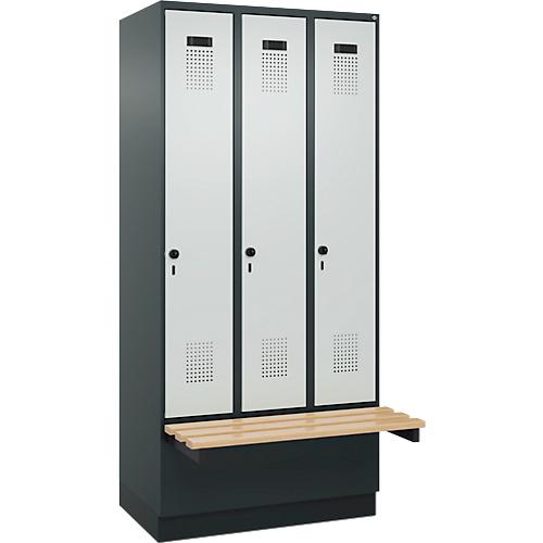 Kleiderspind C+P Evolo Plus, 3 Abteile à 300 mm Breite, Sockel, schwebende Sitzbank, B 900 x T 815 x H 1950 mm, Drehriegel, anthrazitgrau/lichtgrau