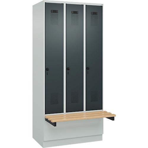 Kleiderspind C+P Evolo Plus, 3 Abteile à 300 mm Breite, Sockel, schwebende Sitzbank, B 900 x T 815 x H 1950 mm, Drehriegel, lichtgrau/anthrazitgrau