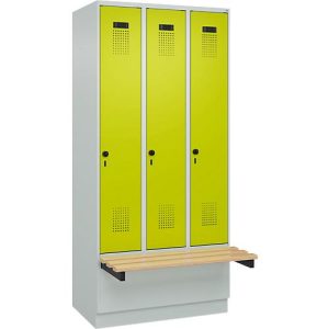 Kleiderspind C+P Evolo Plus, 3 Abteile à 300 mm Breite, Sockel, schwebende Sitzbank, B 900 x T 815 x H 1950 mm, Drehriegel, lichtgrau/clowngrün Kleiderspind C+P Evolo Plus, 3 Abteile à 300 mm Breite, Sockel, schwebende Sitzbank, B 900 x T 815 x H 1950 mm, Drehriegel, lichtgrau/clowngrün