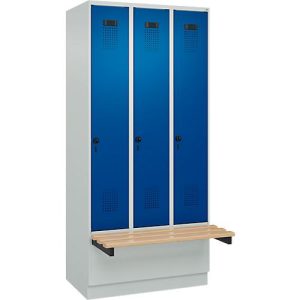 Kleiderspind C+P Evolo Plus, 3 Abteile à 300 mm Breite, Sockel, schwebende Sitzbank, B 900 x T 815 x H 1950 mm, Drehriegel, lichtgrau/enzianblau Kleiderspind C+P Evolo Plus, 3 Abteile à 300 mm Breite, Sockel, schwebende Sitzbank, B 900 x T 815 x H 1950 mm, Drehriegel, lichtgrau/enzianblau