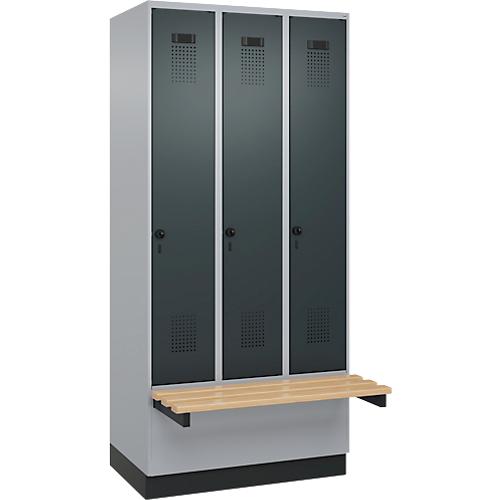 Kleiderspind C+P Evolo Plus, 3 Abteile à 300 mm Breite, Sockel, schwebende Sitzbank, B 900 x T 815 x H 1950 mm, Drehriegel, weißaluminium/anthrazitgrau