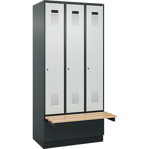 Kleiderspind C+P Evolo Plus, 3 Abteile à 300 mm Breite, Sockel, schwebende Sitzbank, B 900 x T 815 x H 1950 mm, Zylinder, anthrazitgrau/lichtgrau