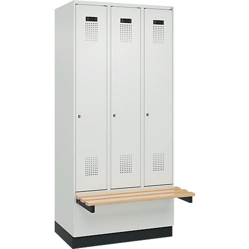 Kleiderspind C+P Evolo Plus, 3 Abteile à 300 mm Breite, Sockel, schwebende Sitzbank, B 900 x T 815 x H 1950 mm, Zylinder, lichtgrau/lichtgrau