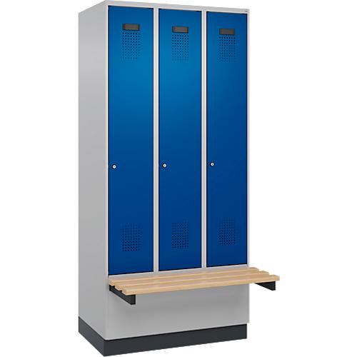 Kleiderspind C+P Evolo Plus, 3 Abteile à 300 mm Breite, Sockel, schwebende Sitzbank, B 900 x T 815 x H 1950 mm, Zylinder, weißaluminium/enzianblau