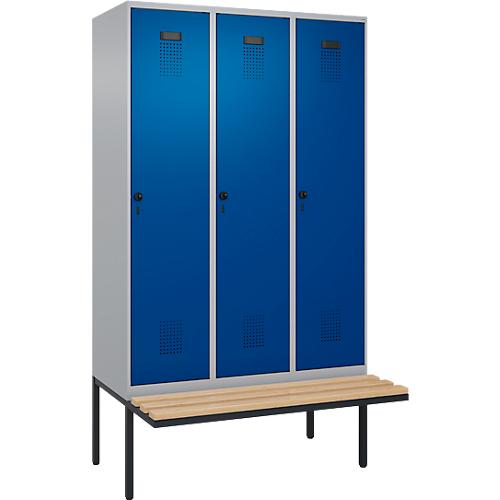 Kleiderspind C+P Evolo Plus, 3 Abteile à 400 mm Breite, schwebende Sitzbank, B 1200 x T 815 x H 2120 mm, Drehriegel, weißaluminium/enzianblau