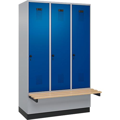 Kleiderspind C+P Evolo Plus, 3 Abteile à 400 mm Breite, Sockel, schwebende Sitzbank, B 1200 x T 815 x H 1950 mm, Drehriegel, weißaluminium/enzianblau