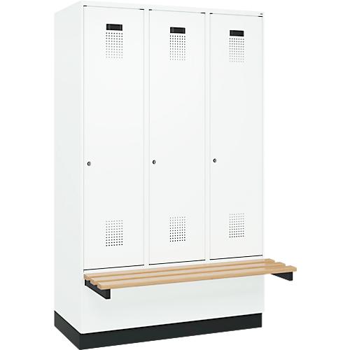 Kleiderspind C+P Evolo Plus, 3 Abteile à 400 mm Breite, Sockel, schwebende Sitzbank, B 1200 x T 815 x H 1950 mm, Zylinder, verkehrsweiß/verkehrsweiß