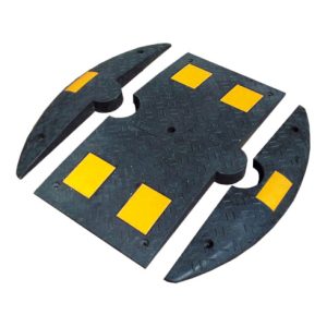 Schake Bodenschwelle aus Gummi, aus Gummi schwarz mit gelben Markierungen, 50mm Hoch, 800mm Überfahrlänge, Mittelstück, B: 400 mm Schake Bodenschwelle aus Gummi, aus Gummi schwarz mit gelben Markierungen, 50mm Hoch, 800mm Überfahrlänge, Mittelstück, B: 400 mm