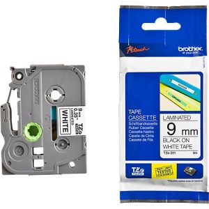 Schriftbandkassette Brother TZe-221, selbstklebend, L 8 m x B 9 mm, weiß/schwarz Schriftbandkassette Brother TZe-221, selbstklebend, L 8 m x B 9 mm, weiß/schwarz